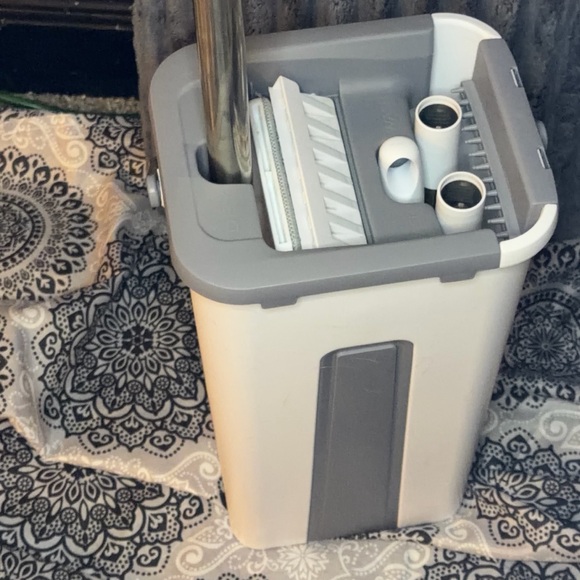 Self-Wringing Flat Mop Bucket System – Dual Chamber + Pads) - Picture 9 of 10